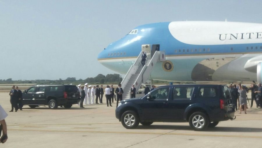 Visita del Presidente de los Estados Unidos de America Barak Obama, se le puede ver bajando del avión Air Force One.
